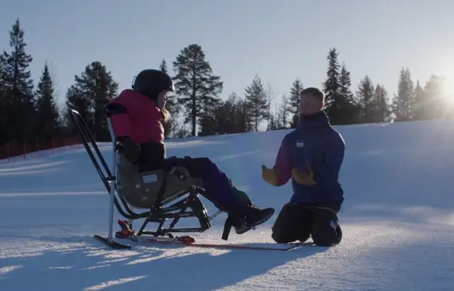 Jente i sit-ski får veiledning av instruktør. Foto: Teddy TV
