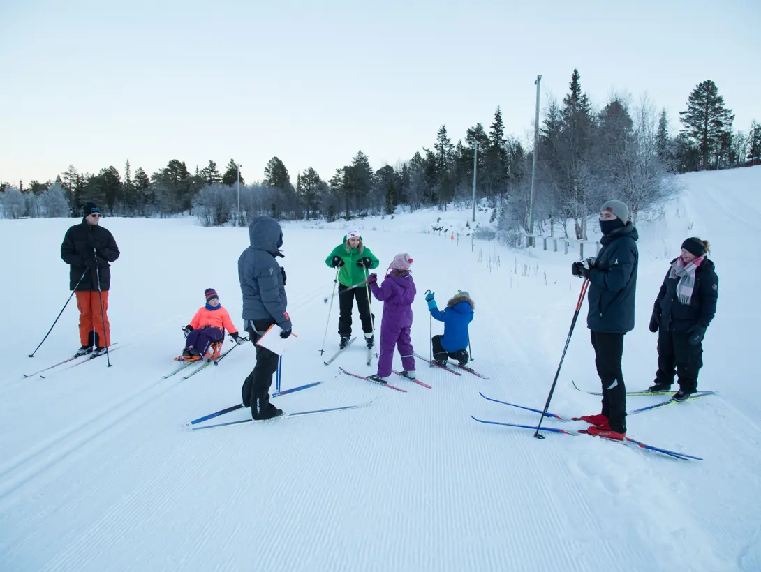 En gruppe barn og voksne på langrennski. Foto: Thor Østbye