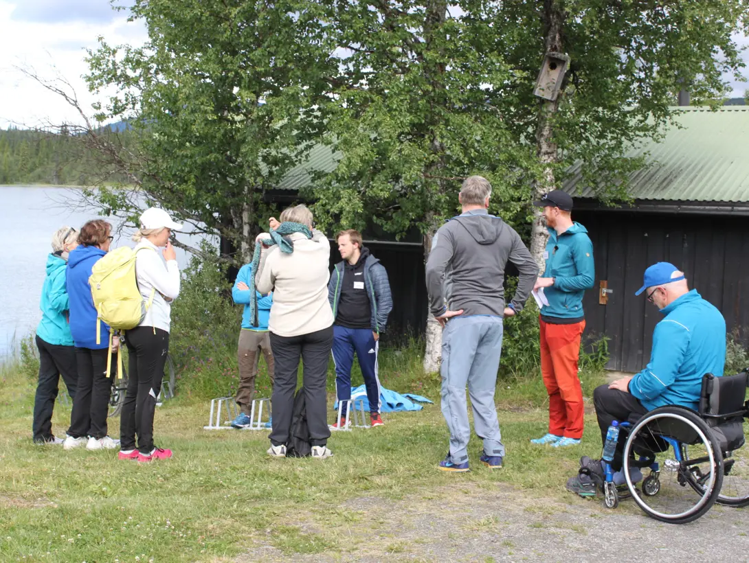 En gruppe voksne gjør seg klare for båtaktivitet