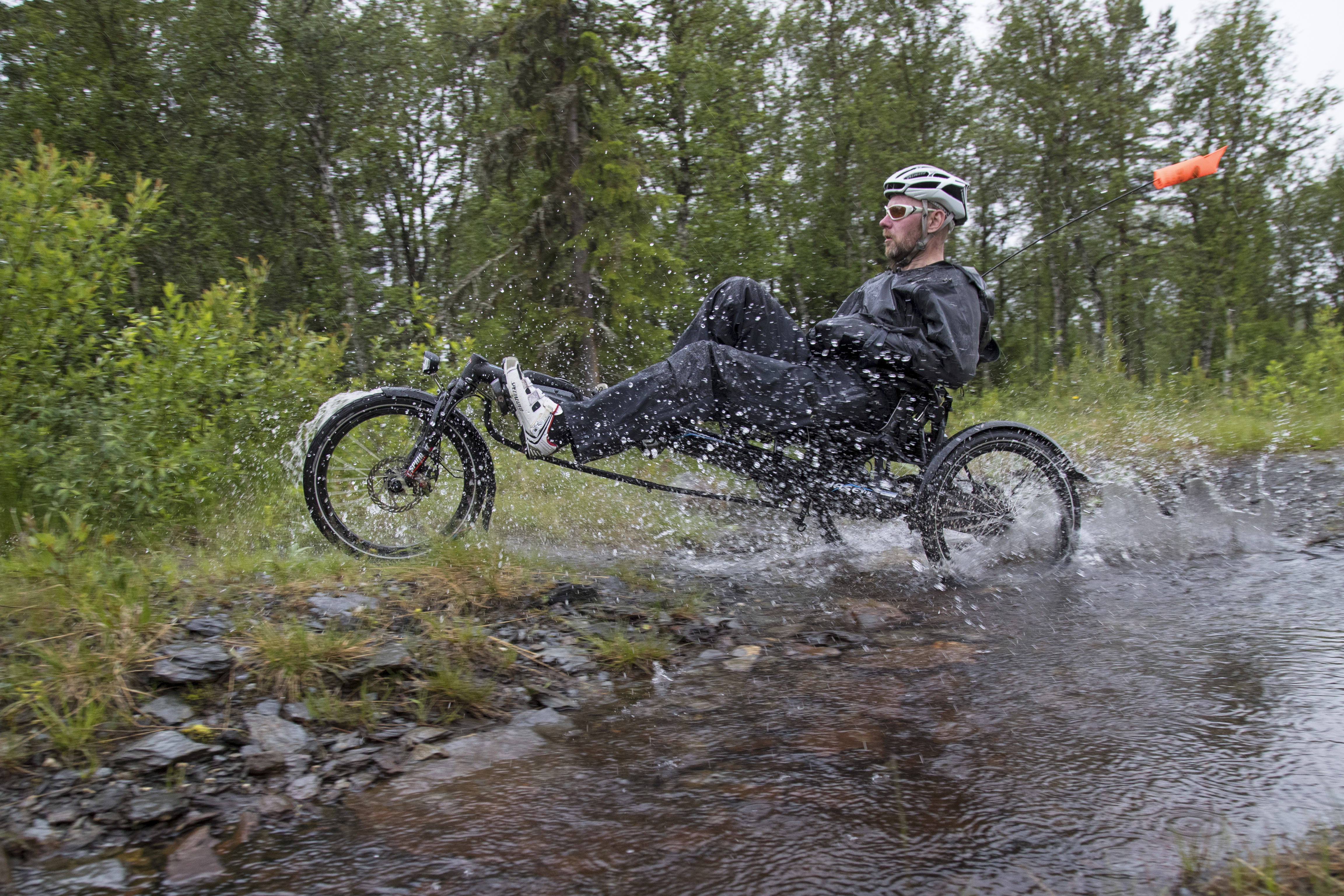                             Sykling på liggesykkel slik at vannspruten står! Foto: Thor Østbye