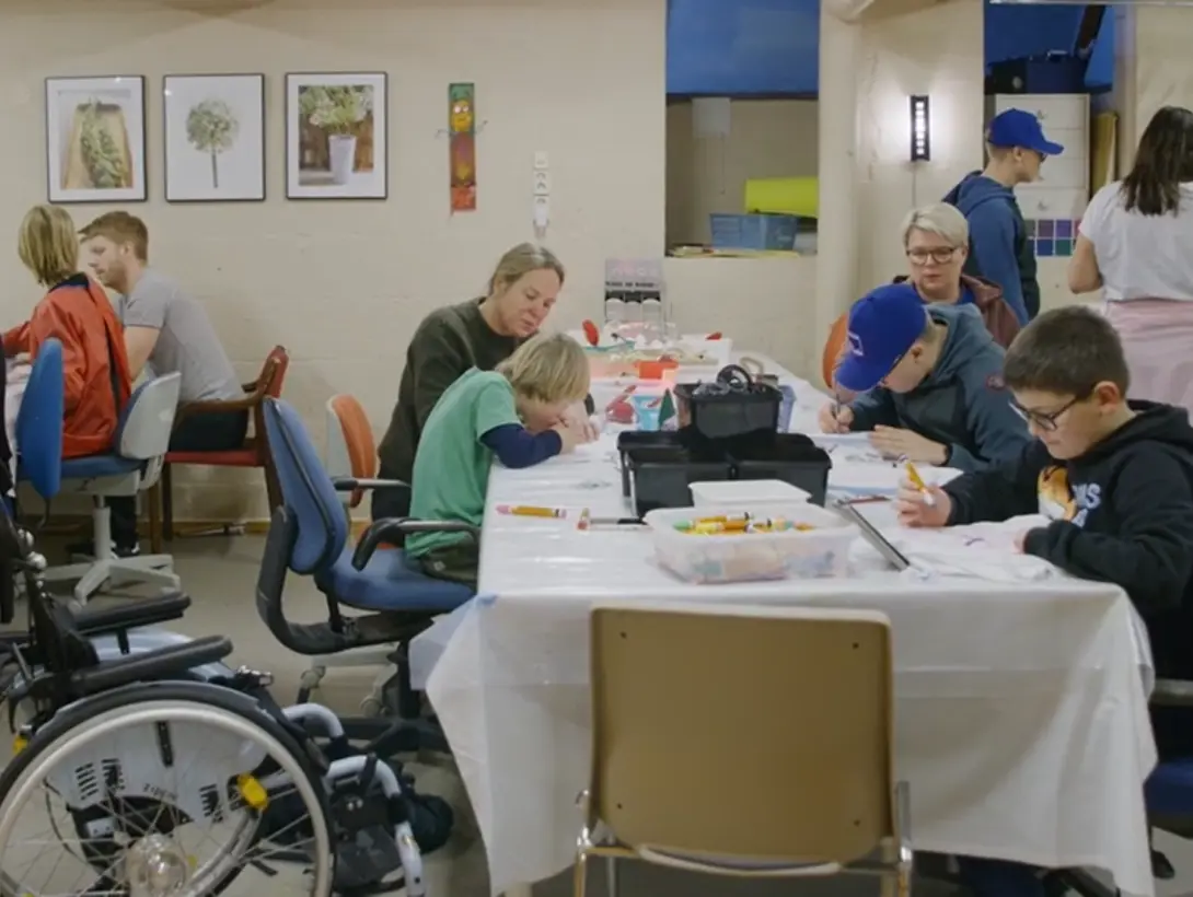 Barn og voksne på formingsrommet. Foto: Erik Lundbye