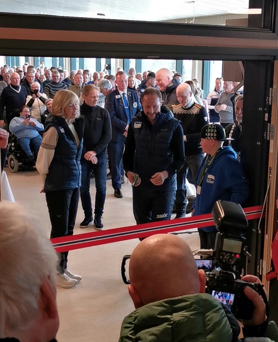 H.K.H. Kronprins Haakon klipper snora og åpner det nye familiehuset