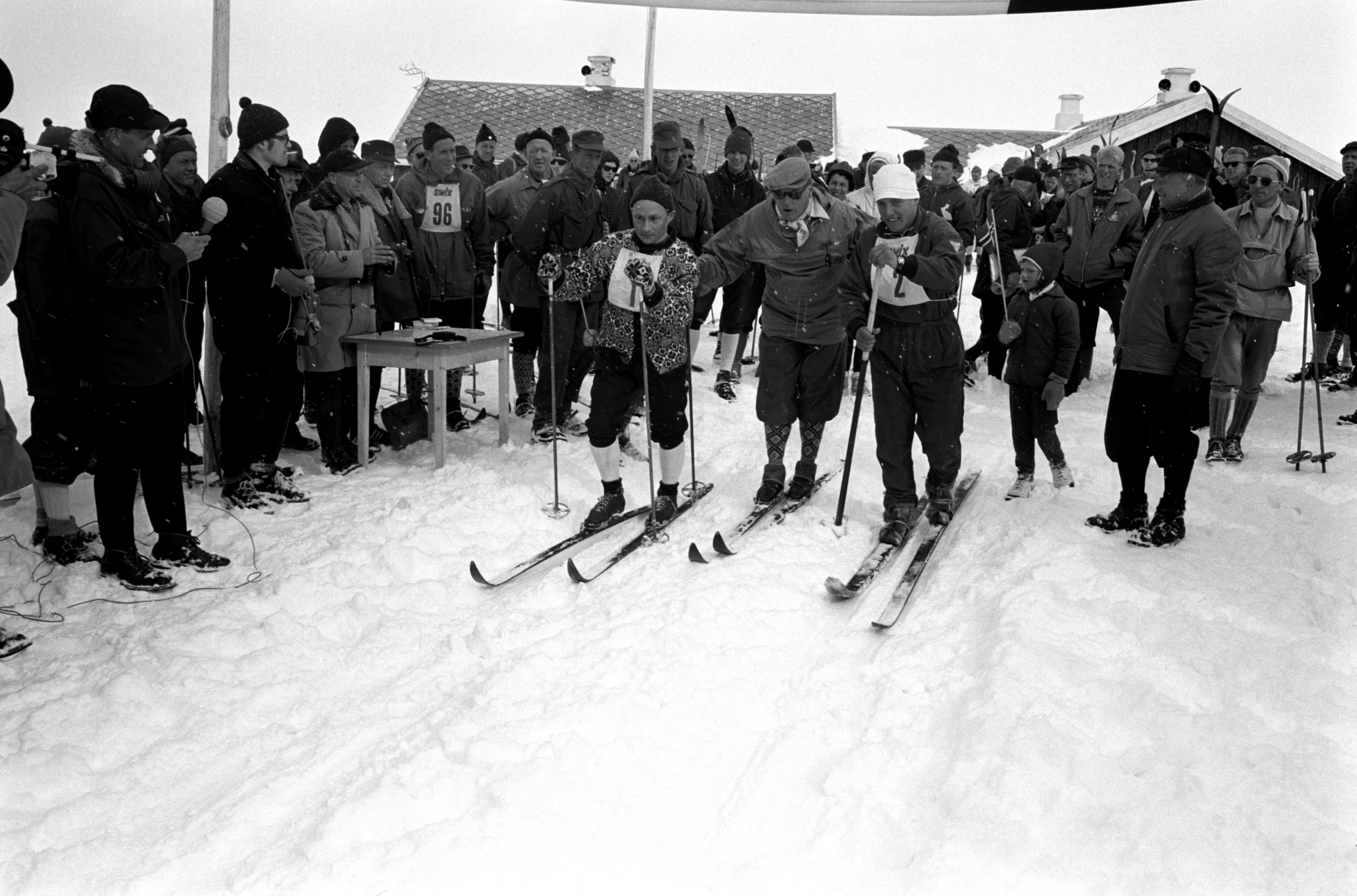 Kong Olav sender ut de første løperne i Ridderrennet. Foto: Ivar Aaserud/NTB