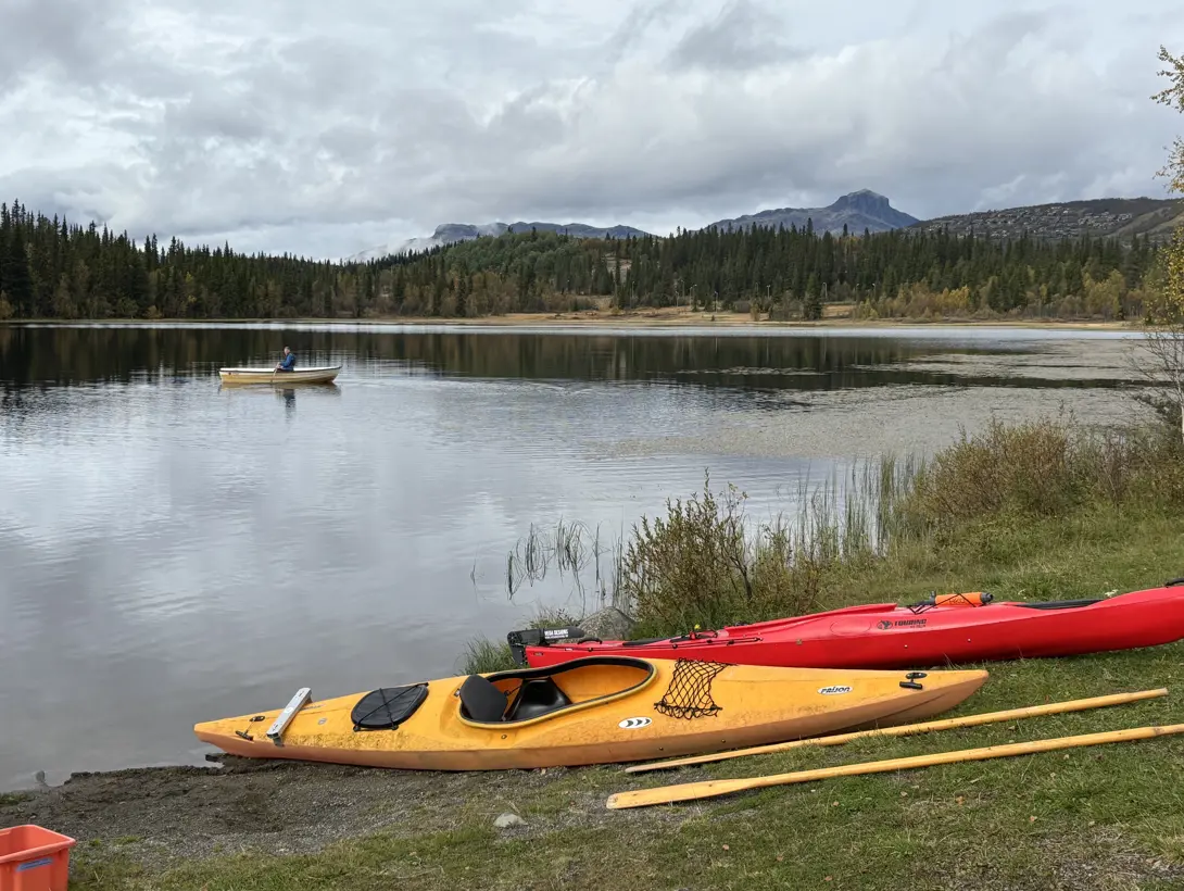 Kajakker ligger klare ved Bamsleitjern