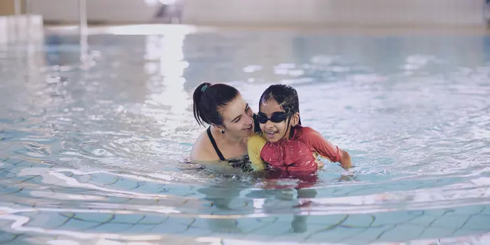 Jente og instruktør i bassenget. Foto: Christine Stokkebryn