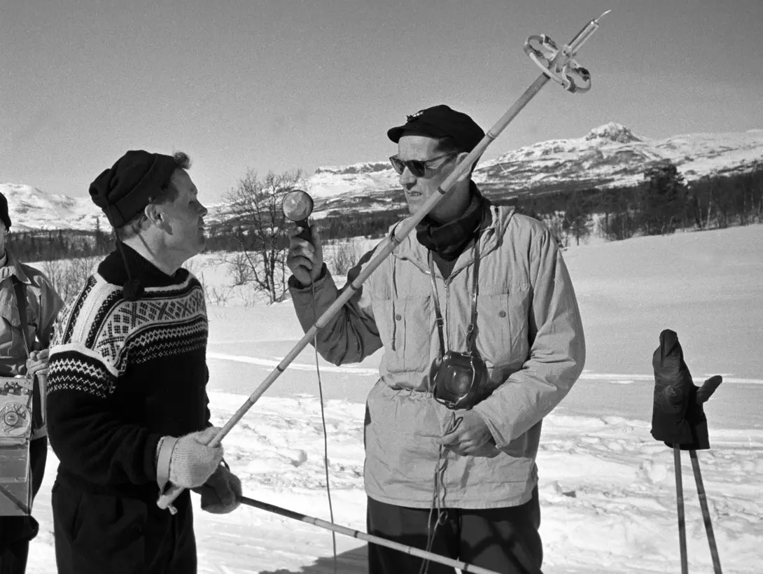 Erling intervjues av reporter mens han er ute på ski. Ved å slå to staver mot hverandre, kunne han orientere seg og høre om det var trær eller hindringer i nærheten. Foto: Ivar Aaserud/NTB