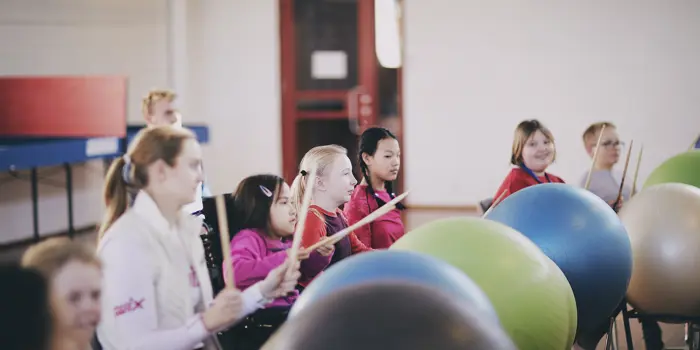 Vi spiller tromme på store baller. Foto: Christine Stokkebryn