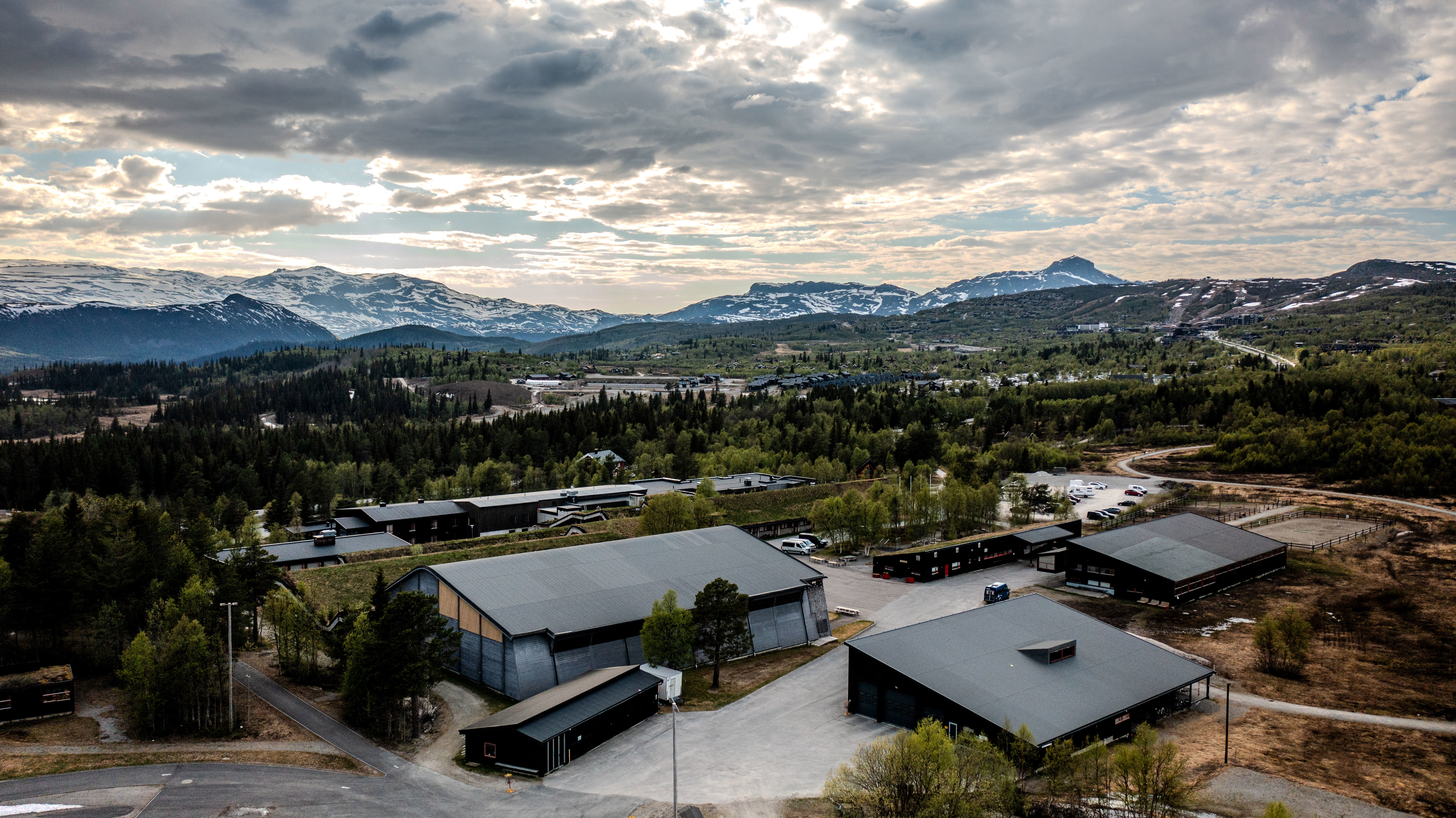 Vår på Beitostølen. Beitostølen Helsesportsenter sett fra lufta. Foto: Nicolay Flaaten