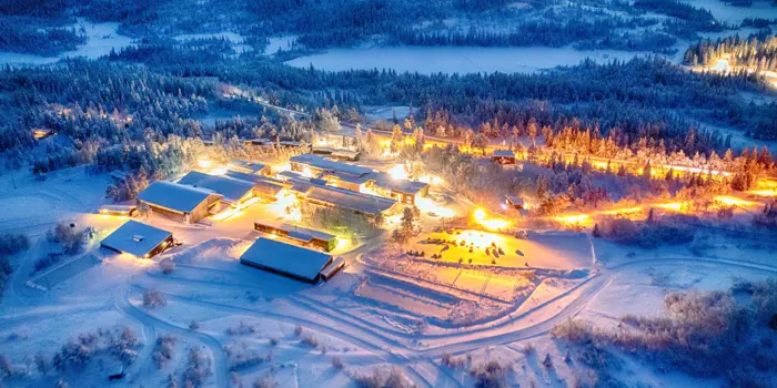 Beitostølen Helsesportsenter sett fra lufta om vinteren. Foto: Nicolay Flaaten/Visit Beitostølen