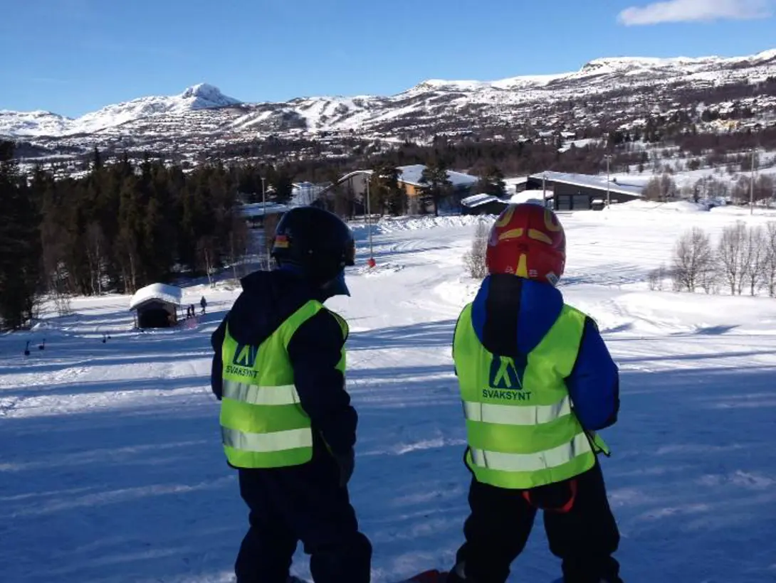 To barn klare for å kjøre ned bakken på slalåmski