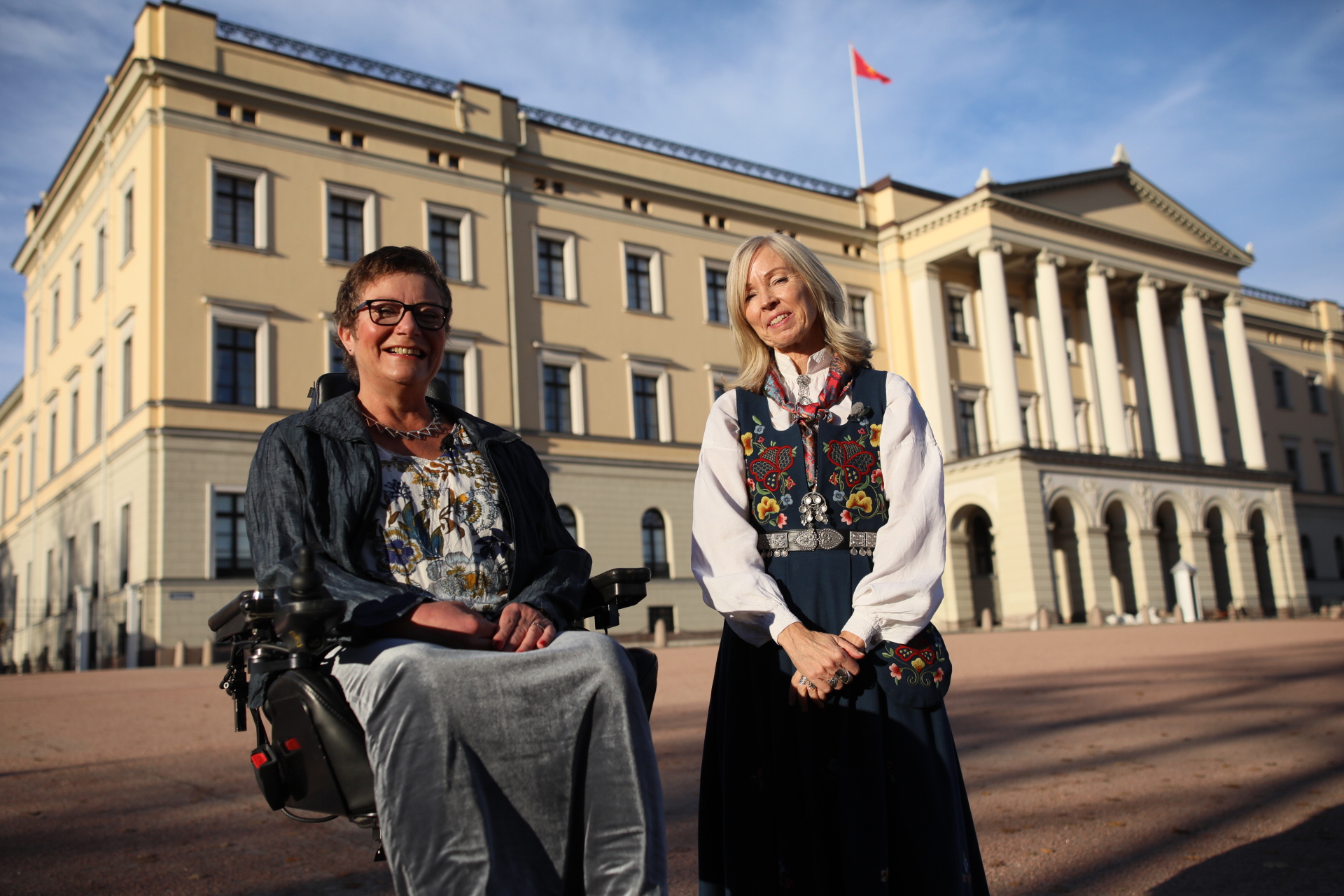 Styreleder Tove Linnea Brandvik og direktør Astrid Nyquist foran slottet, - klare for audiens hos Kongeparet i anledning senterets 50 årsjubileum