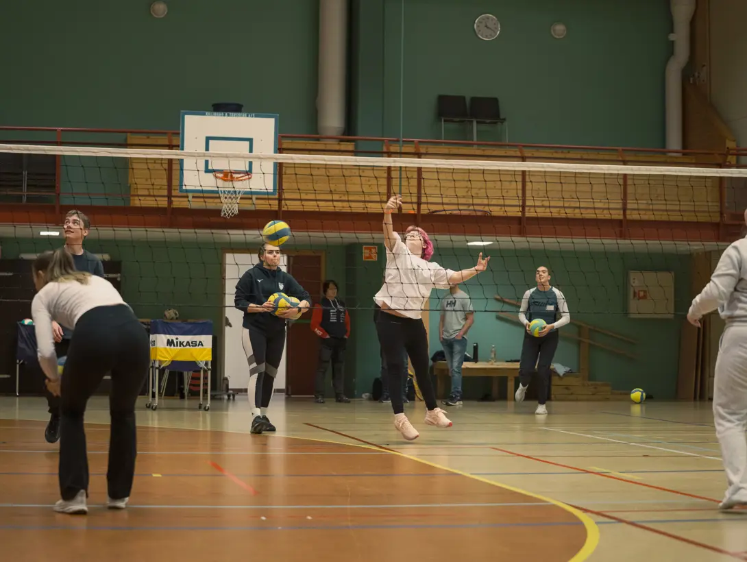En gruppe unge spiller volleyball. Foto: ©Cecilie Hatløy