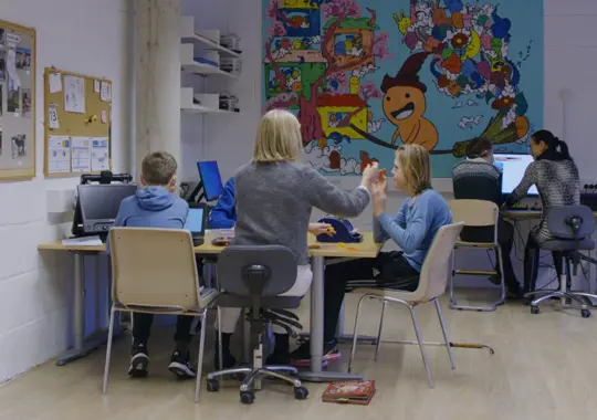 Elever og lærere jobber sammen