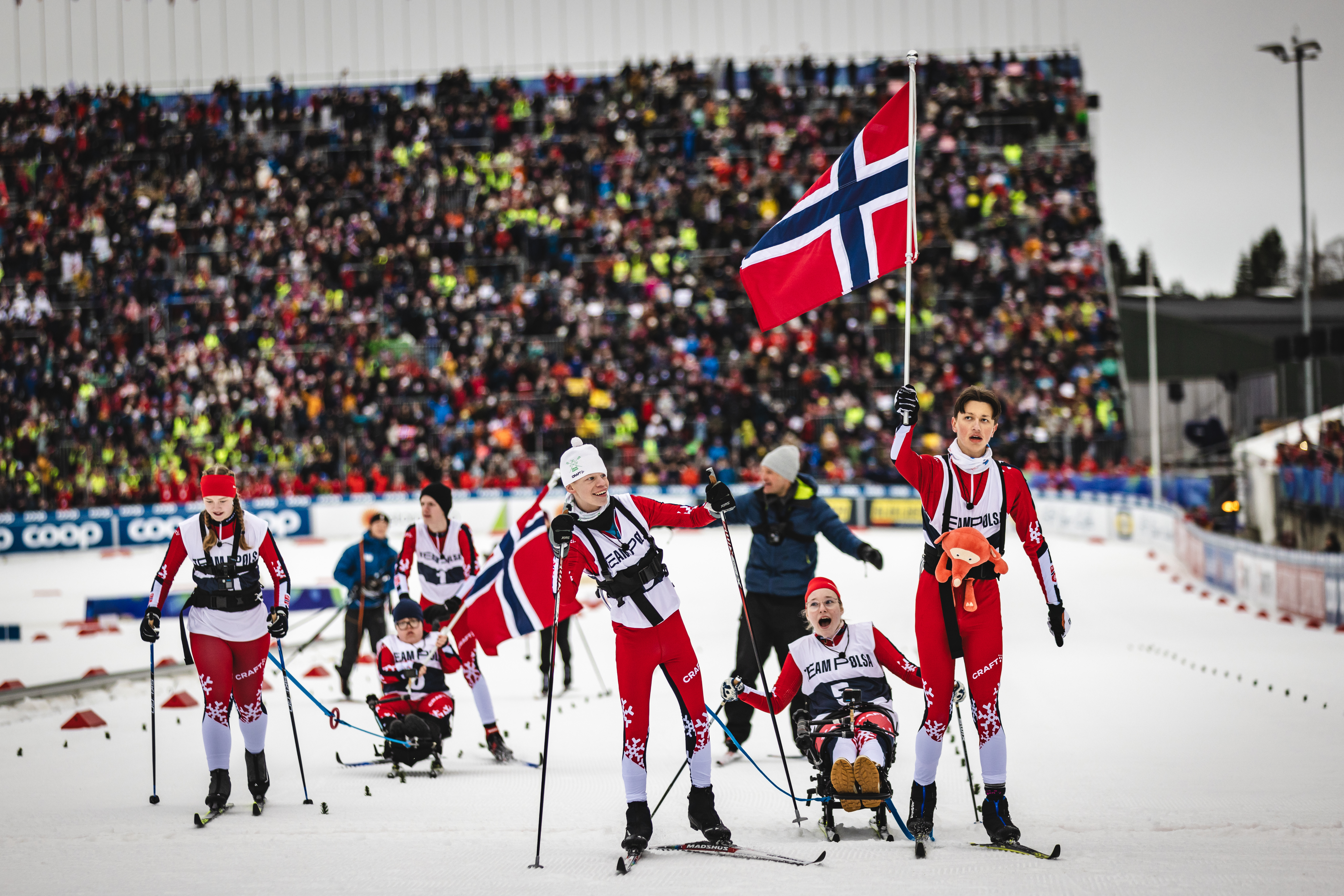 Team Pølsa går over målstreken under VM i Trondheim. Foto Erlend Lanke Solbu, NRK