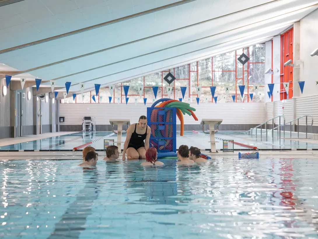 En gruppe unge voksne samles i bassenget. Foto: ©Cecilie Hatløy