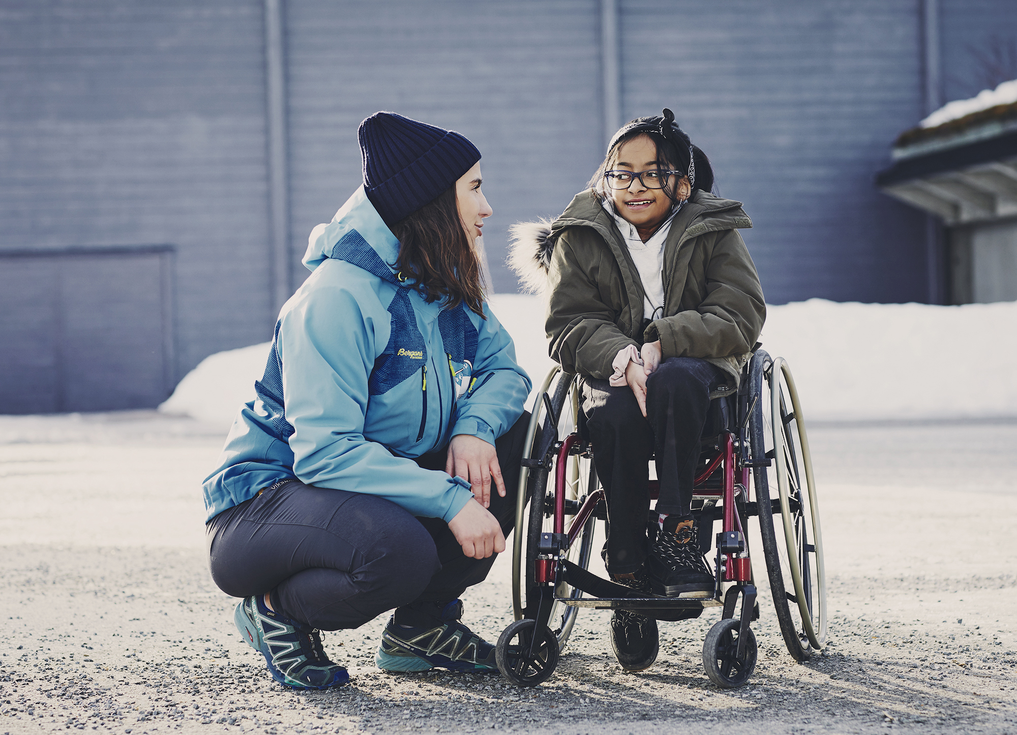 Samtale mellom jente på opphold og instruktør.  Foto: Christine Stokkebryn