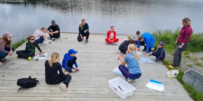 Vi lærer å sløye fisk på brygga ved Bamseli