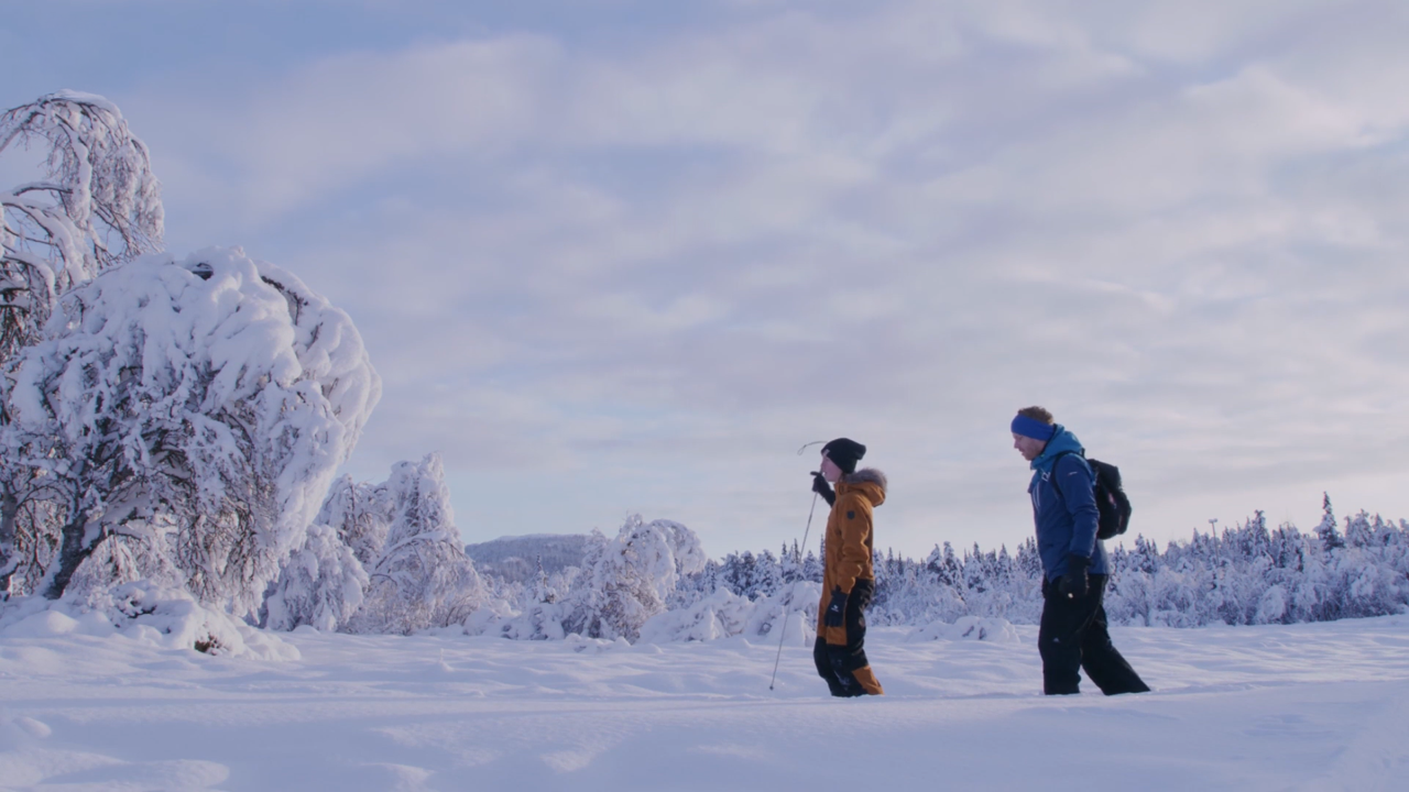 Far og sønn tråkker sporet gjennom snøen selv. Foto: Erik Lundbye